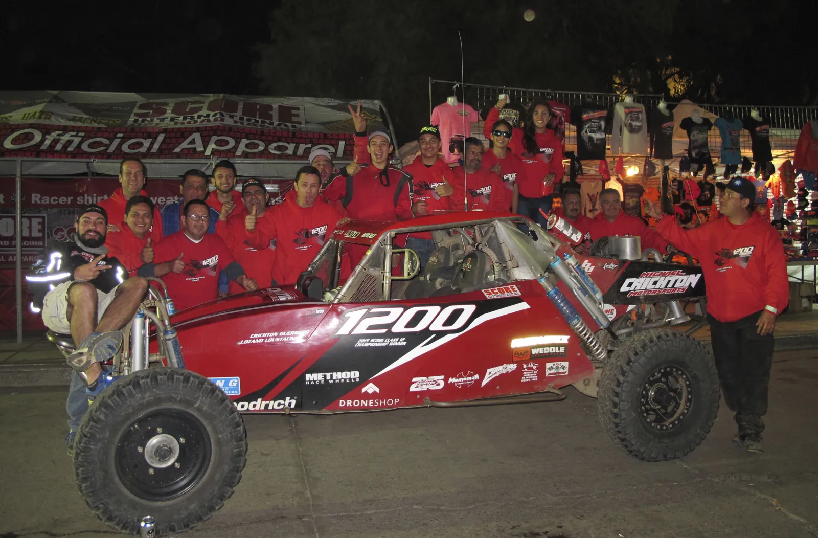 Equipo celebrando en la meta de la Baja 1000 2016 junto a su buggy