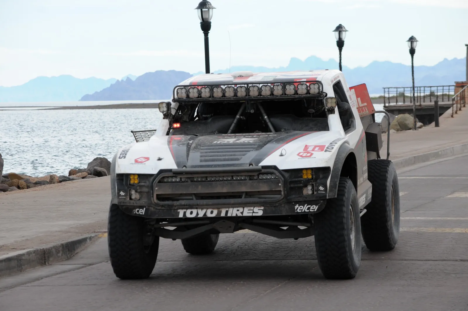 Trophy Truck de la Baja 1000 sobre un malecón de Baja California Sur