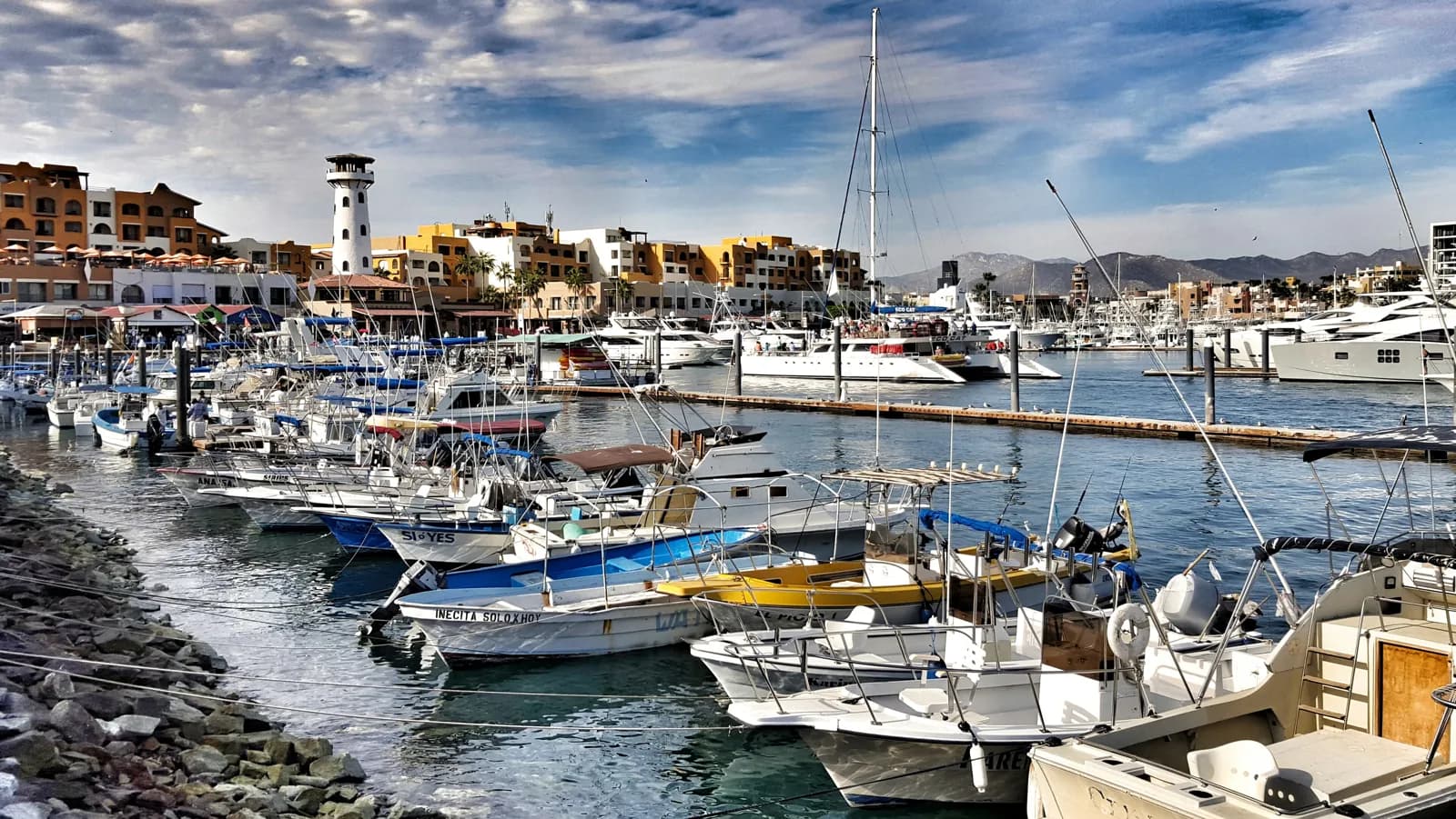 Marina de Cabo San Lucas con su faro y embarcaciones