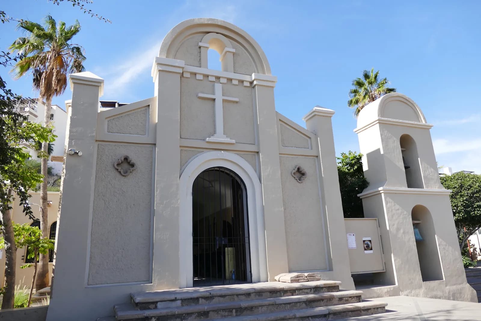 Fachada de la Parroquia de San Lucas en el centro de Cabo San Lucas